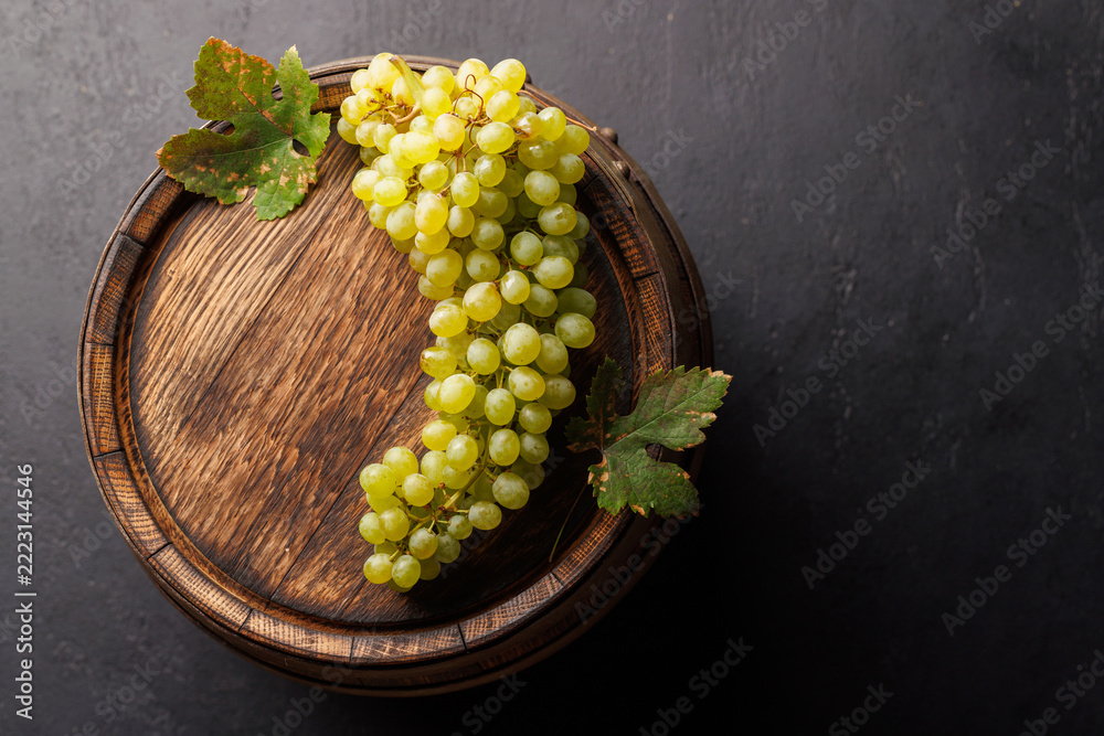 Fototapeta premium Vineyard harvest still life with grapes on an oak cask