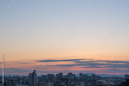 都市の夜明け　神戸市東灘区のマンション高層階より芦屋のマンションの上空からの日の出