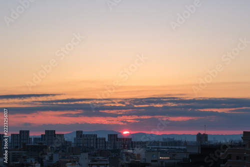 都市の夜明け　神戸市東灘区のマンション高層階より芦屋のマンションの上空からの日の出