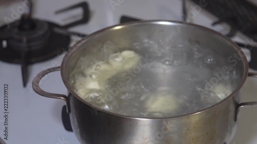 白玉を茹でる女性