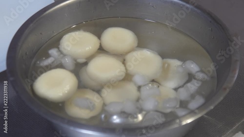 茹でた白玉を氷水で冷やす様子