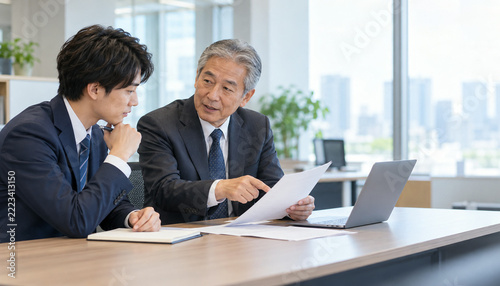 若手社員へ助言する日本人シニア社員