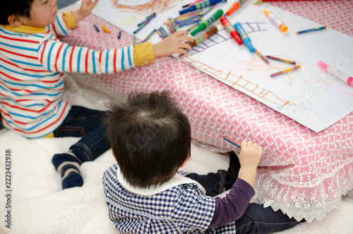 お絵描きする子供