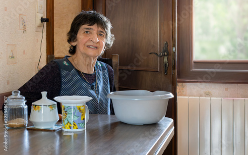 femme assis àau coin de la table en cuisine