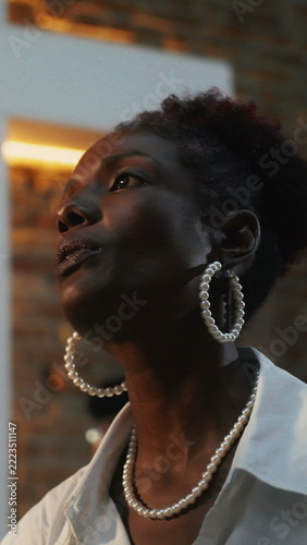 Fotografie African American woman singing gospel worship hymns passionately in evangelical
