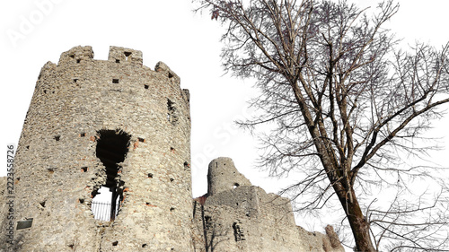 Eine Burg aus dem Mittelalter mit Turm und Zinnen. Eine Ruine und ein Baum, freigestellt in png