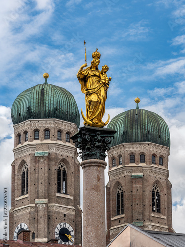 Mariensäule and Frauenkirche towers in vertical view of München