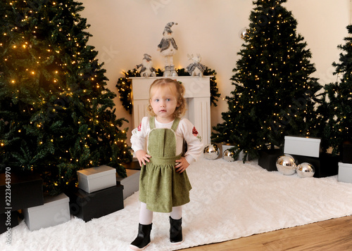 criança menina celebra o natal em linda decoração 