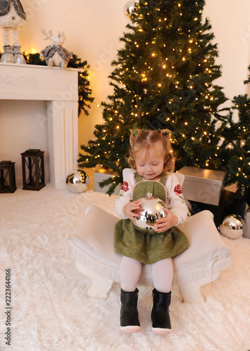 criança menina celebra o natal em linda decoração 
