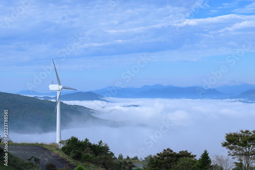 風車と雲海　高知県