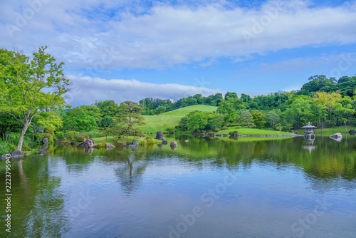 初夏の爽やかな風が吹き抜ける静寂な日本庭園の絶景