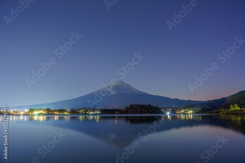 夜明け前の河口湖に映る富士山と星空の幻想的な風景