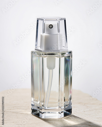 Clear Glass Cosmetic Spray Bottle with Silver Atomizer