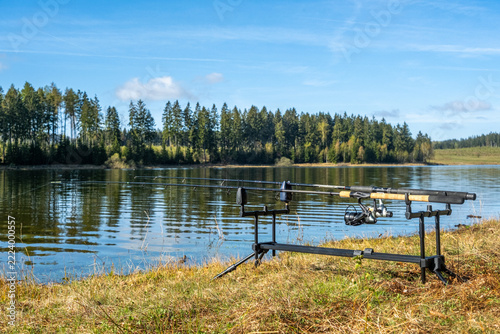 Rod Pod mit Angelruten am See