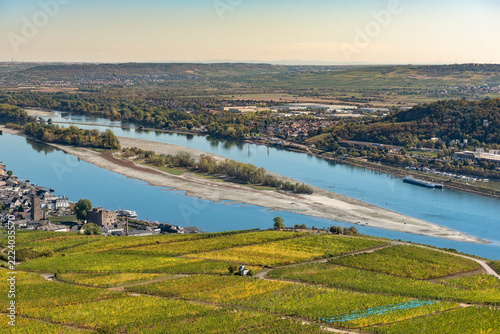 Übersicht über das fast ausgetrocknete Flussbett des Rheins bei Rüdesheim und Bingen im Rheingau kurz nach der Dürre im Sommer 2026, mit einer langen Sandbank und Weinberg
