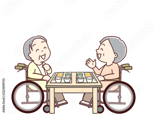 介護、楽しい会話をしながら食事をする車いすの高齢者