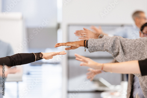 Personnes pratiquant le Yoga en entreprise