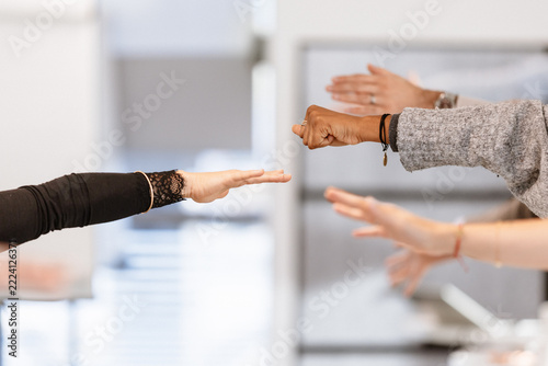 Personnes se relaxant avec un cours de Yoga en entreprise