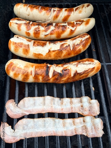 Schweizer Grillwurst frisch vom Rost