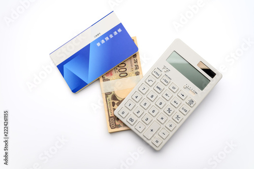 電卓と通帳と一万円札