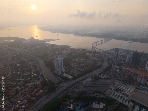 Fotografie Sunset bathes cityscape in golden glow