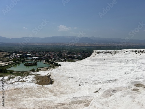 Fotografie A mountain of snow-white cotton in Pamukkale, framed by mountains