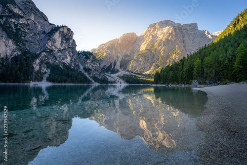 Pragser Wildsee in Südtirol mit türkisblauem Wasser, Bergpanorama und Wanderweg im Herbst