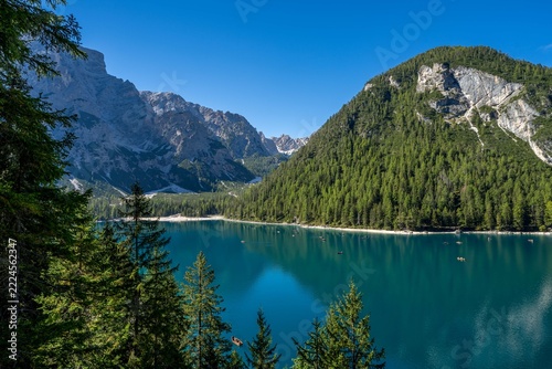 Pragser Wildsee in Südtirol mit türkisblauem Wasser, Bergpanorama und Wanderweg im Herbst