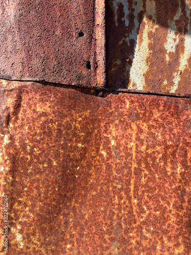 Fondo compuesto por láminas de hierro metal oxidado y chapas fijadas entre sí con clavos IMG_9635-as26
