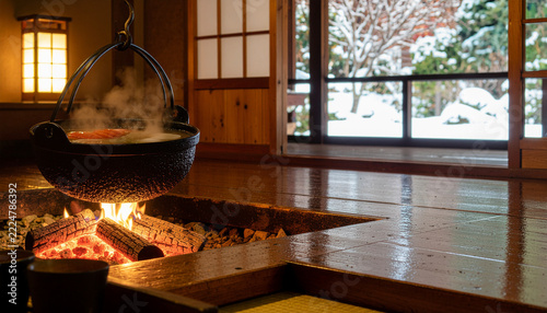 囲炉裏のある古い農家の部屋