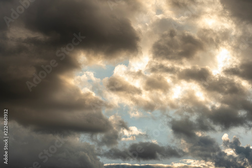 cielo tormentoso, nubes oscuras, cielo dramático, nubes de tormenta, rayos de sol, luz entre las nubes, atardecer, cielo nublado, paisaje atmosférico, naturaleza, clima, tormenta, formación de nubes, 