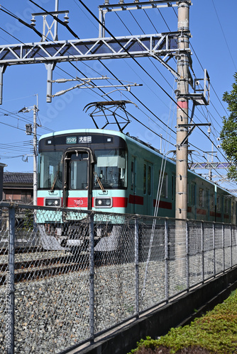 快晴の青空のもと線路を駆け抜ける西鉄電車