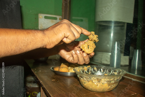 Obraz na plátně Vendor stuffing hollow fried puri with savory potato mash mix