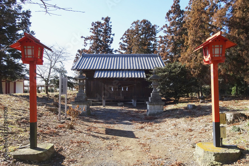 下野国庁跡にある宮野辺神社（宮目神社）の拝殿と朱塗りの灯篭（栃木県栃木市・2月）