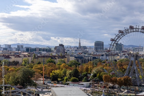Fotografie Panorama von Wien mit dem berühmten Riesenrad des Praters rechts im Vordergrund