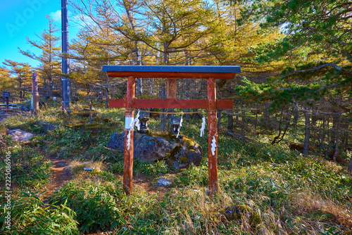 秋の長野県小諸市と群馬県吾妻郡嬬恋村の県境にある車坂峠の山の神神社