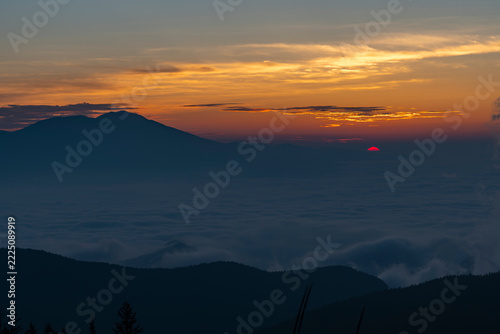 浅間山の夜明け