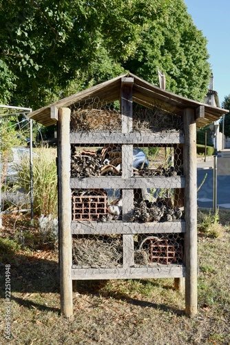 Hôtel à insectes pour offrir un abri aux animaux.