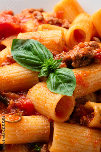 Mezzi rigatoni al ragù di manzo - pasta Italiana 