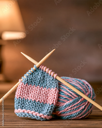 Knitting yarn and knitting needles