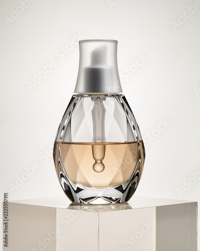 Elegant Faceted Glass Fragrance Bottle with Golden Perfume Liquid