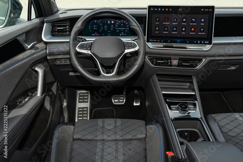 Cockpit eines modernen Autos