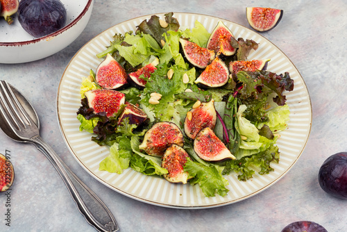 Fig Salad with Mixed Greens and Pine Nuts