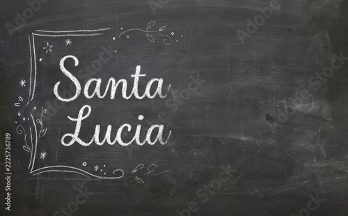 Santa Lucia scritta in gesso su lavagna nera, concetto di festa tradizionale e celebrazione invernale