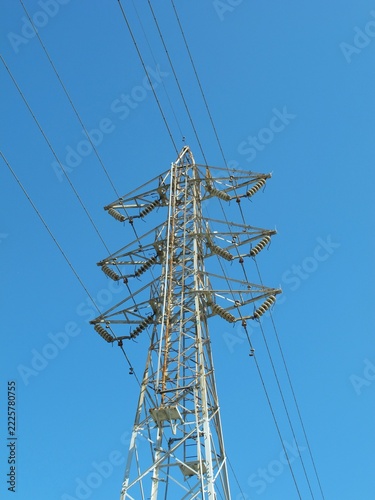 送電鉄塔と秋の青空	