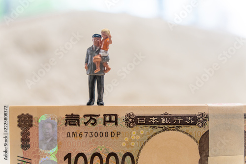 百万円の札束の上に立つおじいちゃんと孫
