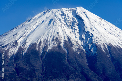 大沢崩れがはっきり見える西側斜面の富士山
