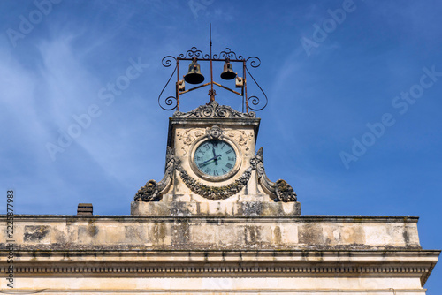 Antico orologio sul palazzo - Salento