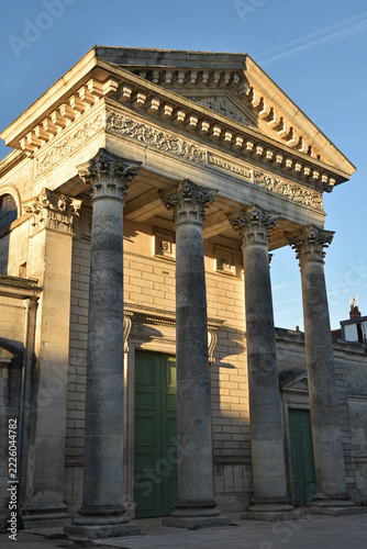 Portique de l'église Saint-Louis à Rochefort. France	