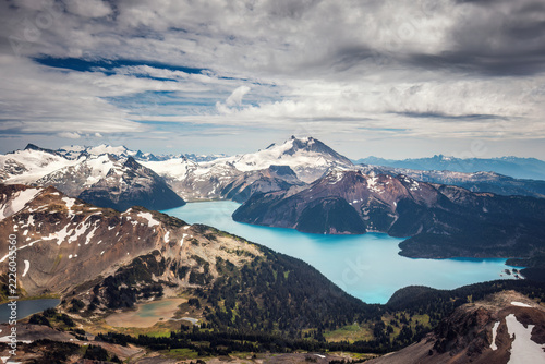 Fotografie High angle panoramic view of turquoise Garibaldi Lake and snow capped Mount Gari